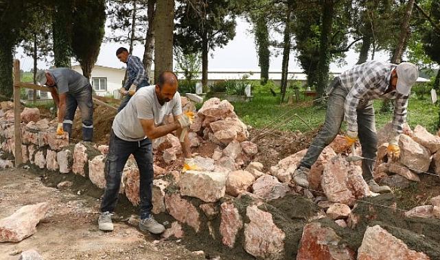17 mezarlıkta taş duvar ve tel çit yapılıyor