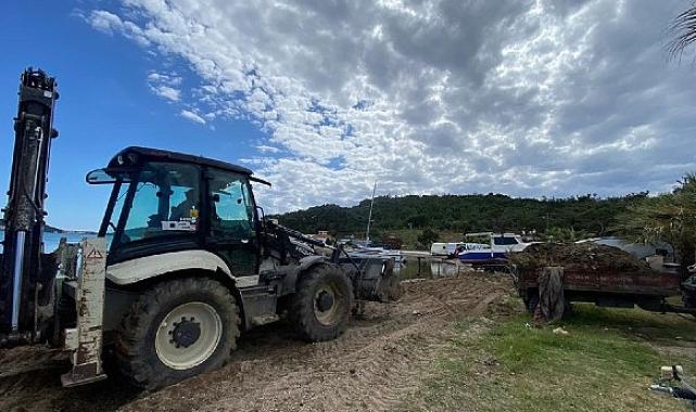 Ayvalık Belediyesi park ve bahçeler, temizlik ve fen işleri müdürlüklerine bağlı ekipler kent genelinde yaz sezonuna hazırlık çalışmalarını kesintisiz sürdürüyor