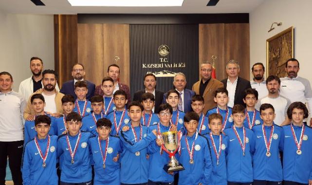 Vali Çiçek’ten şampiyon takıma 100 bin lira ödül