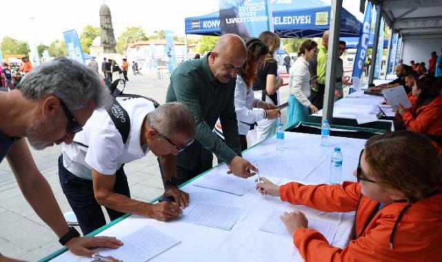 3. Uluslararası Konya Yarı Maratonu için kit dağıtımı yapılıyor
