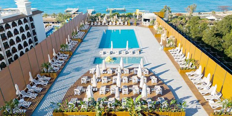 Bera Alanya Otel Yeni ‘Gökyüzü Havuzu’ İle Sezonu Açtı