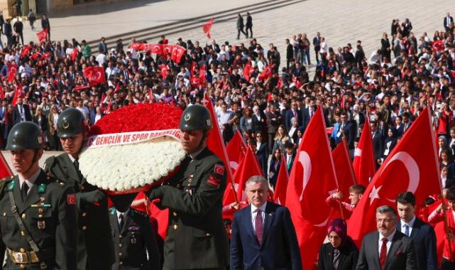Bakan Bak gençlerle Anıtkabir’de