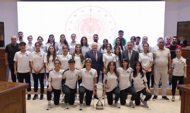 Bakan Güler Yüksekova Belediyespor sporcularıyla buluştu