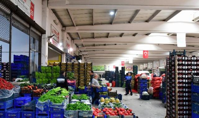 Başkan Zeyrek, hal esnafının  yüzünü güldürdü