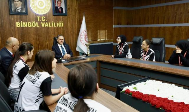 Bingöl Valisi Türkiye Şampiyonu voleybolcuları ağırladı