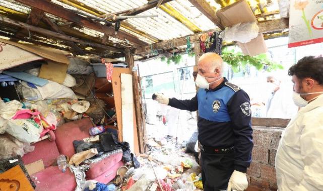 Gebze Zabıtası’ndan çöp ev tahliyesi