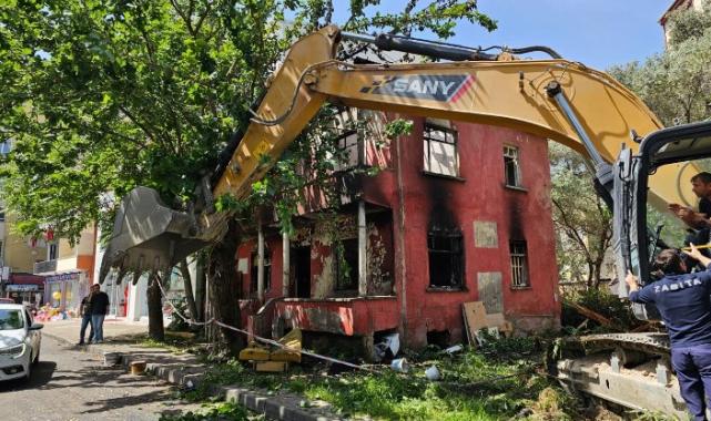 Gölcük’teki yangında hasar gören bina yıkıldı