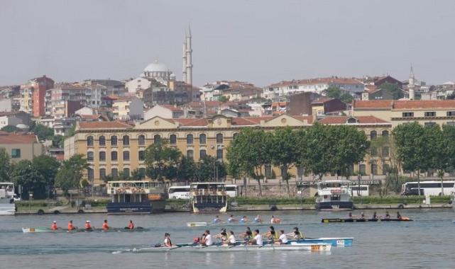 Haliç’te kürekler başarı için çekiliyor