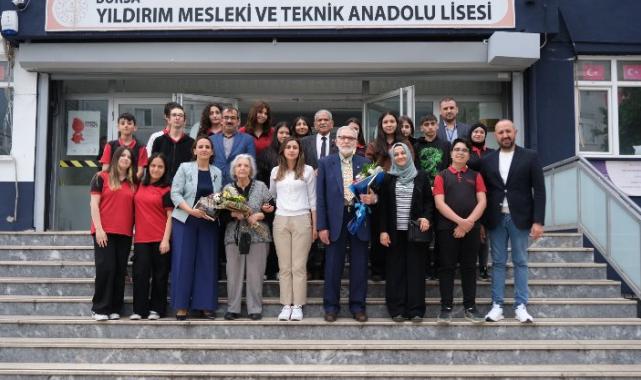 Huzurevindeki emekli öğretmenlerden anlamlı ziyaret