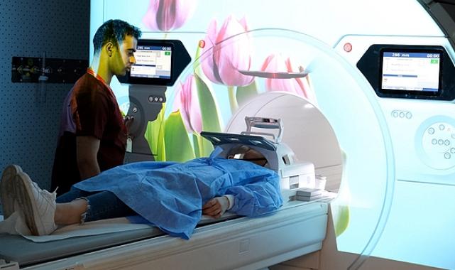 Kapalı yerde kalma korkusu olanlar da artık MR çektirebilecek
