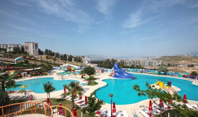 Karabağlar’da Aqua Yaşam Yüzme Havuzu açıldı