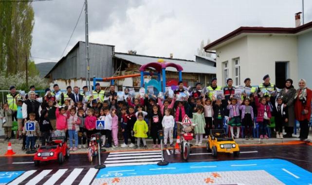 Köy okulu miniklerine trafik eğitimi