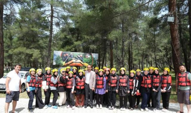 Orhaneli’nde liseli öğrenciler rafting yaptı 