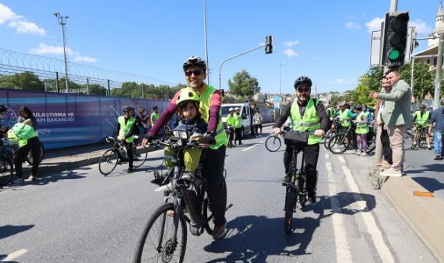 Pedallar eş zamanlı çevrildi