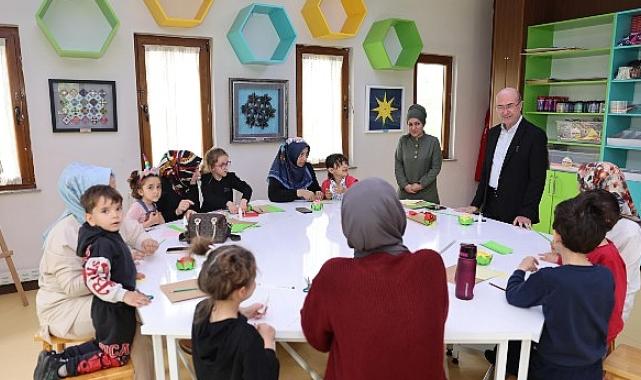 Selçuklu Sanat ve Tasarım Atölyesi’nde anne ve çocukları bir araya getiren Selçuklu Belediyesi, çocuklar ve annelerine unutulmayacak bir Anneler Günü anısı yaşattı