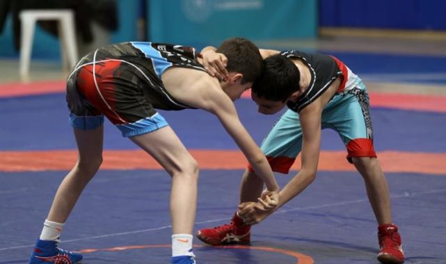 Sivas’ta uluslararası güreşçiler mindere çıktı