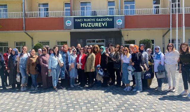 Talaslı kursiyerlerden Huzurevi’ne ‘Anneler Günü’ ziyareti