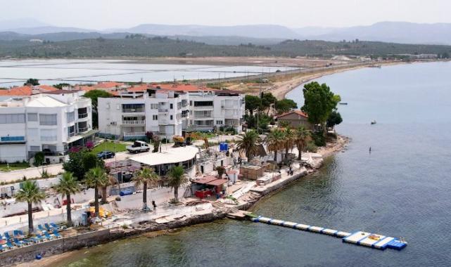 Balıkesir Ayvalık’ta ‘kaçak yapıların’ yıkımı sürüyor