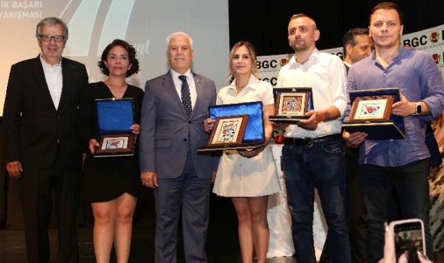 Başarılı gazeteciler ödüllerini Başkan Bozbey’in elinden aldı