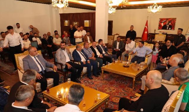 Başkan Arı, belediye personelleri ve vatandaşlarla bayramlaştı