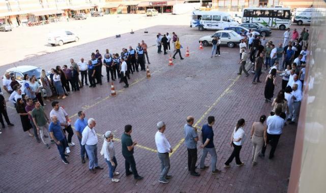 Başkan Özcan, belediye personeli ile bayramlaştı