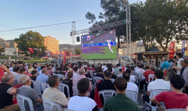 Bursa’da milli heyecana ‘dev’ coşku