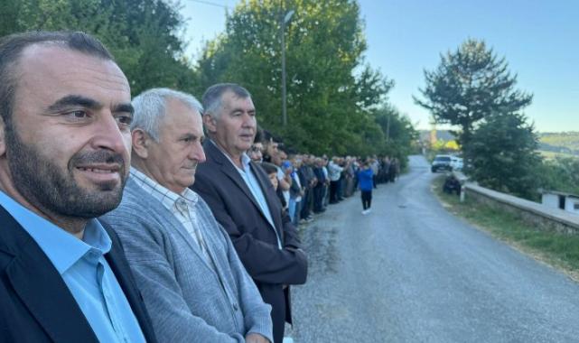 Bursa’da vatandaşlar bayram namazı sonrası mezarlıklara akın etti