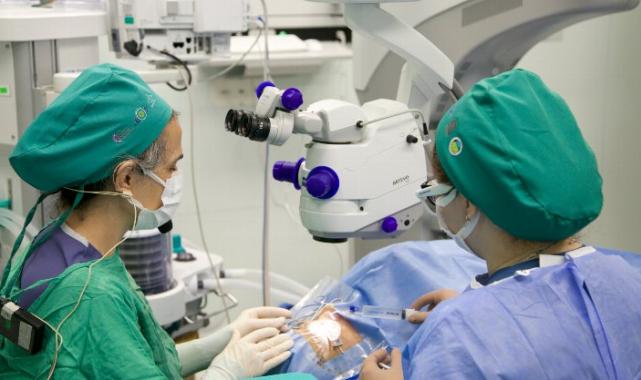 Canlı yayında göz ameliyatı yapacaklar