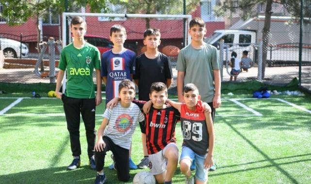 Çayırovalı gençler tatillerini halı sahalarda geçiriyor