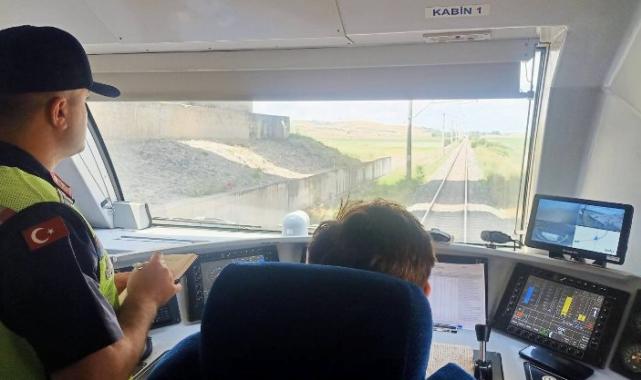 Edirne’de jandarmadan hemzemin geçit denetimi