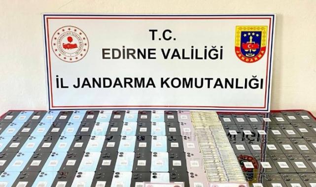 Edirne’de kaçak cep telefonu ve dolar ele geçirildi!