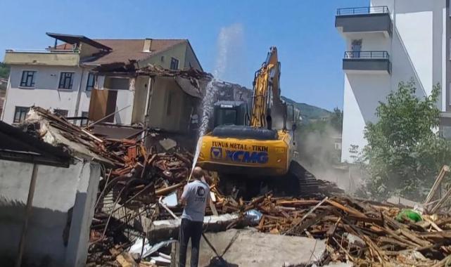 Gölcük’te metruk binaların yıkımı sürüyor