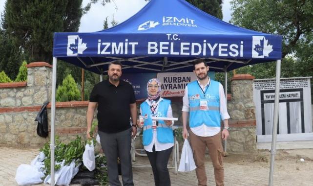 İzmit Belediyesinden mezarlık ziyaretinde bulunan vatandaşlara defne fidesi 