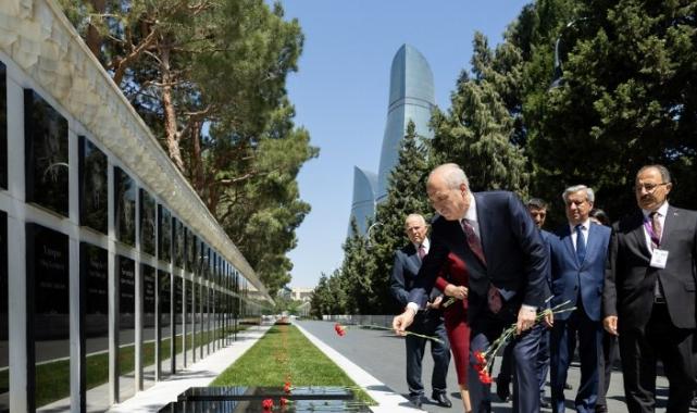 Kurtulmuş, Bakü’de şehitliği ziyaret etti