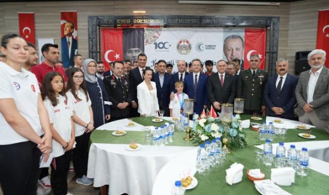 Manisa protokolü bayramlaştı