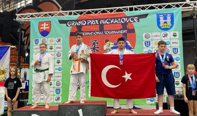Manisalı Judocular Slovakya’da madalyaları topladı