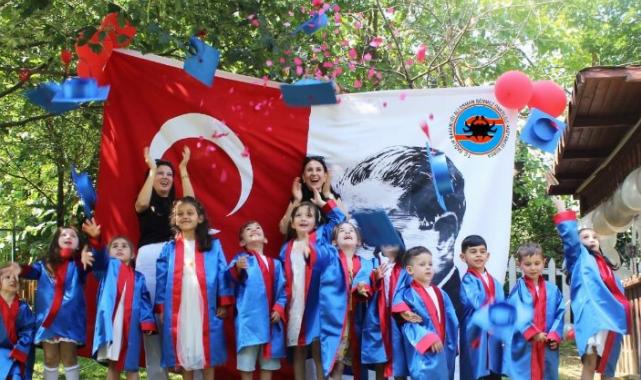 Minikler yılın stresini mezuniyetle attı