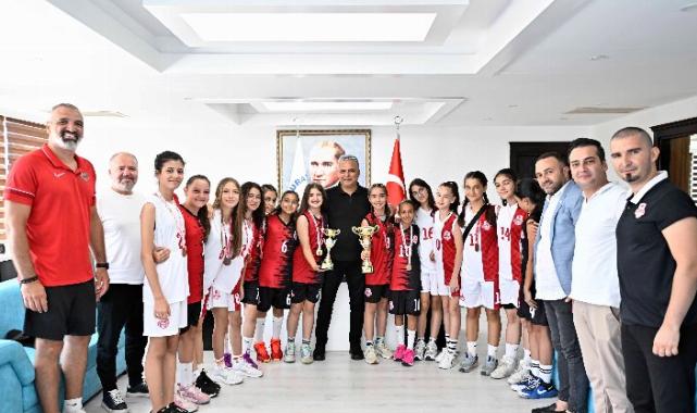 Şampiyon kızlardan Başkan Uysal’a ziyaret