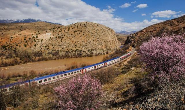 Turistik Tatvan treni sefere çıkıyor