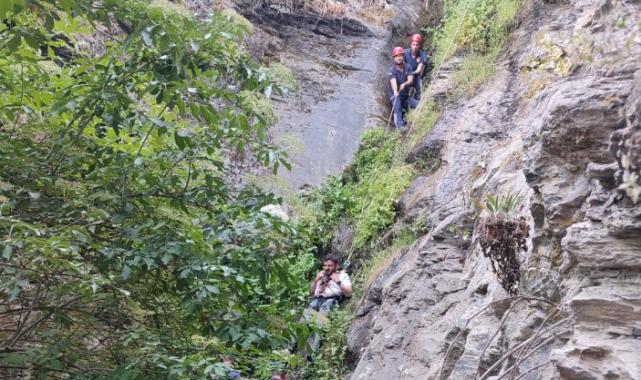 Uçurumdan düşen vatandaşı itfaiye ekipleri kurtardı