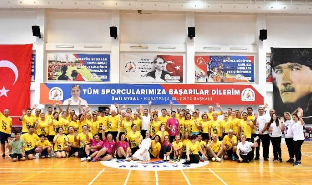 Veteranlar badminton şenliği başladı