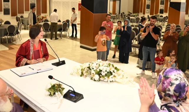 Başkan Kınay Karabağlar’ın en genç çiftinin nikahını kıydı