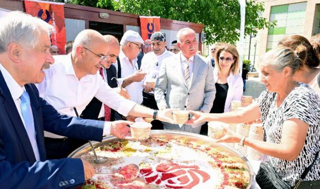 Başkan Sami Er, aşure dağıtım programında vatandaşlarla buluştu