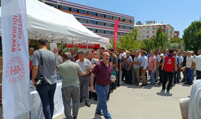 Bingöl’de Cuma namazı çıkışında aşure dağıtıldı