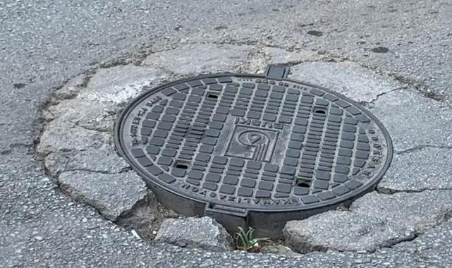 Bursa’da ana caddelerdeki rögar kapakları araçlara zarar veriyor