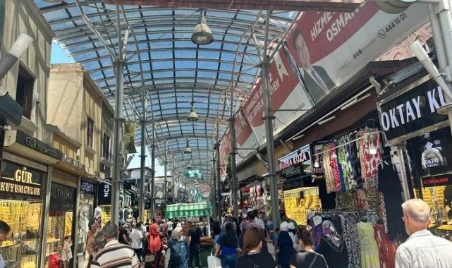 Bursalılar haftanın ilk günü çarşıya akın etti