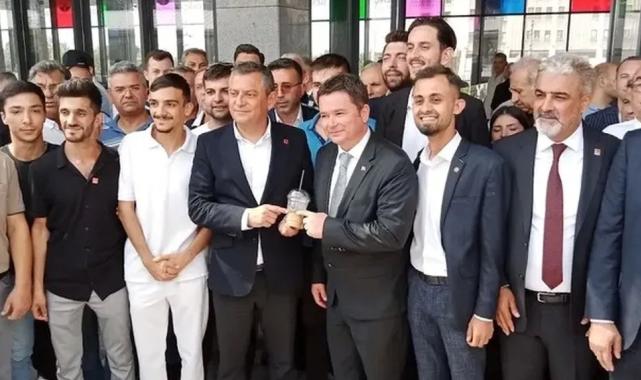 CHP Genel Başkanı Özgür Özel, Bursa’da Osmangazi Meydanı’nı gezdi