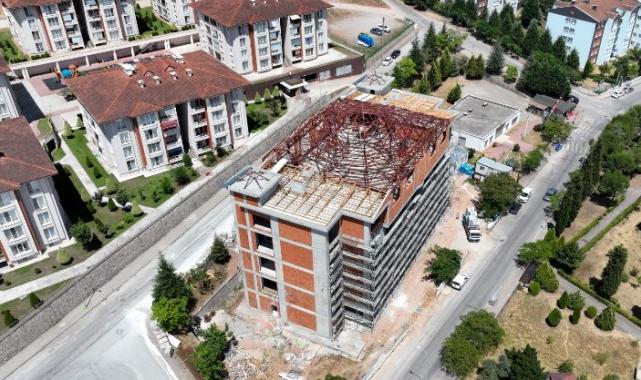 Derince Cemevinde çatı imalatı sürüyor