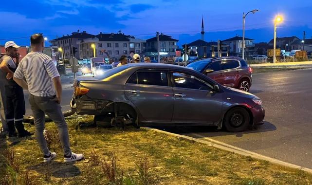 Düzce’de iki otomobil çarpıştı… Araçlar kullanılamaz hale geldi