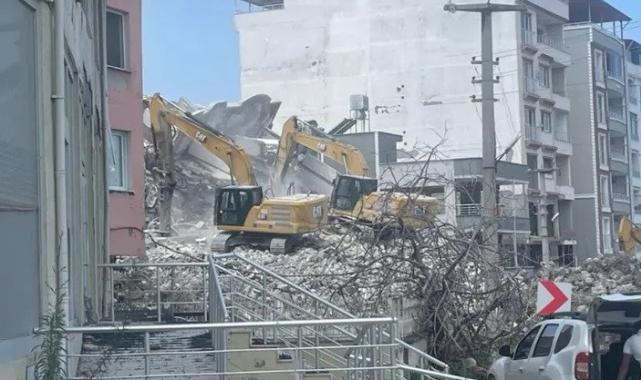 Hatay’da riskli binaların yıkımı devam ediyor